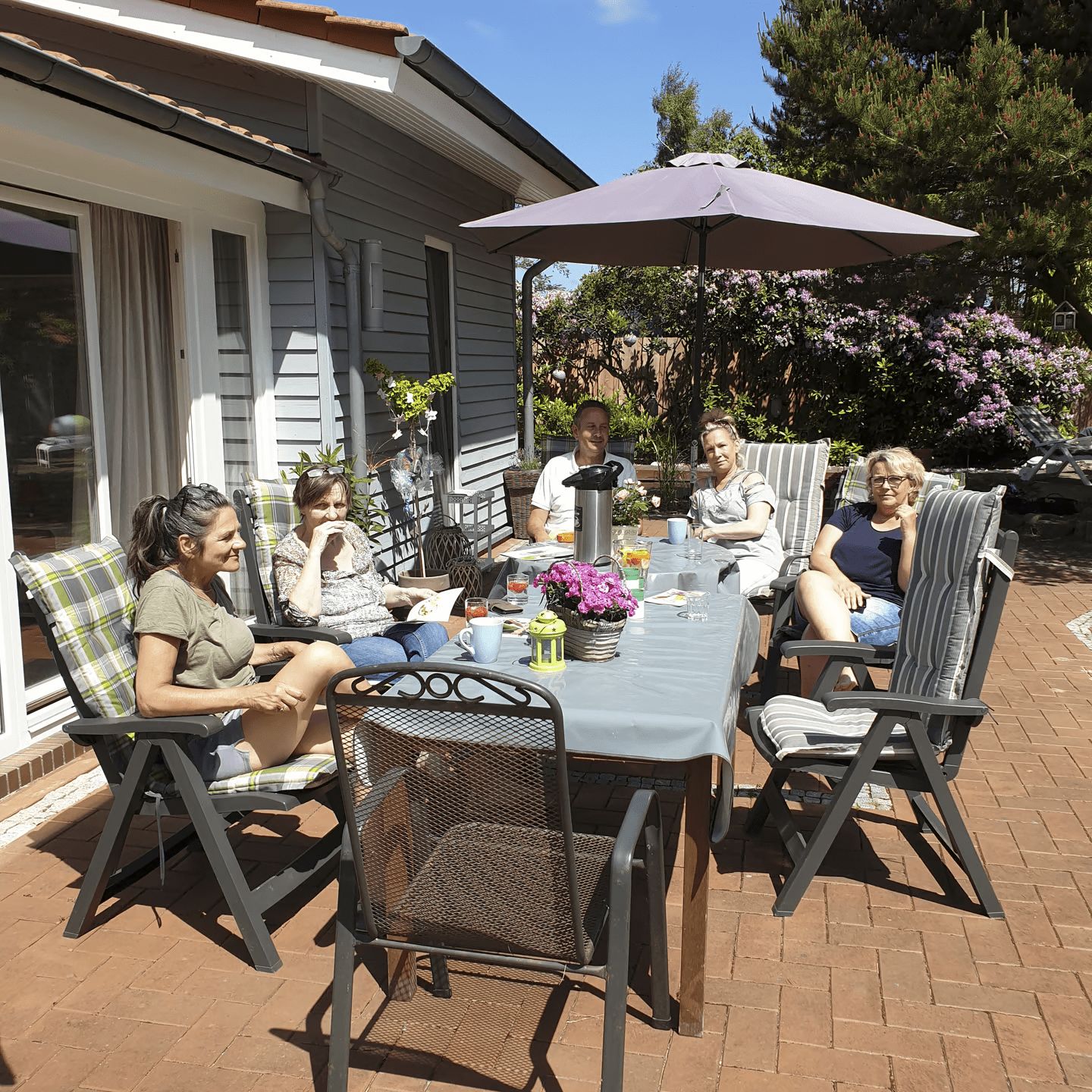 Gemeinsame Zeit auf der Terrasse im Abenteuerland unter dem Sonnenschirm