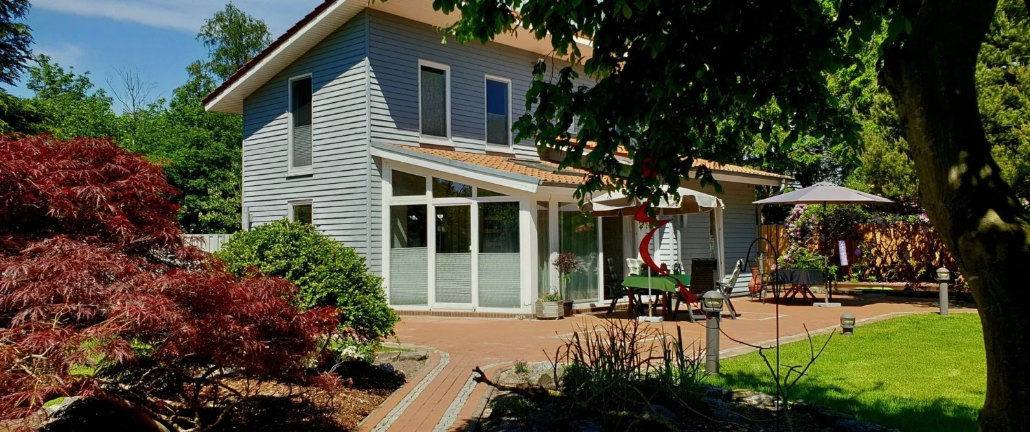 Abenteuerland mit sonniger Terrasse und Garten